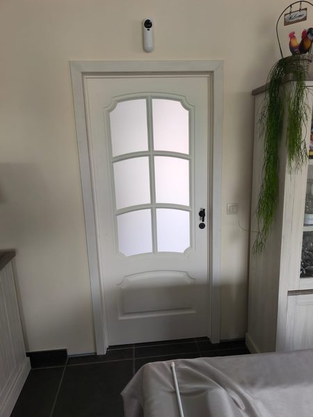 Klassieke witte binnendeur met glas volledig afgewerkt